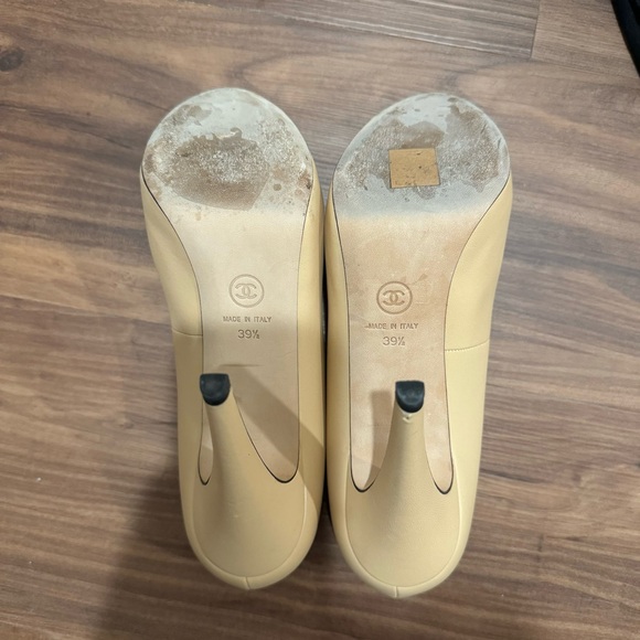 Chanel Two-Tone Leather CC Cap Toe Heels, Size 39.5 - Picture 8 of 10